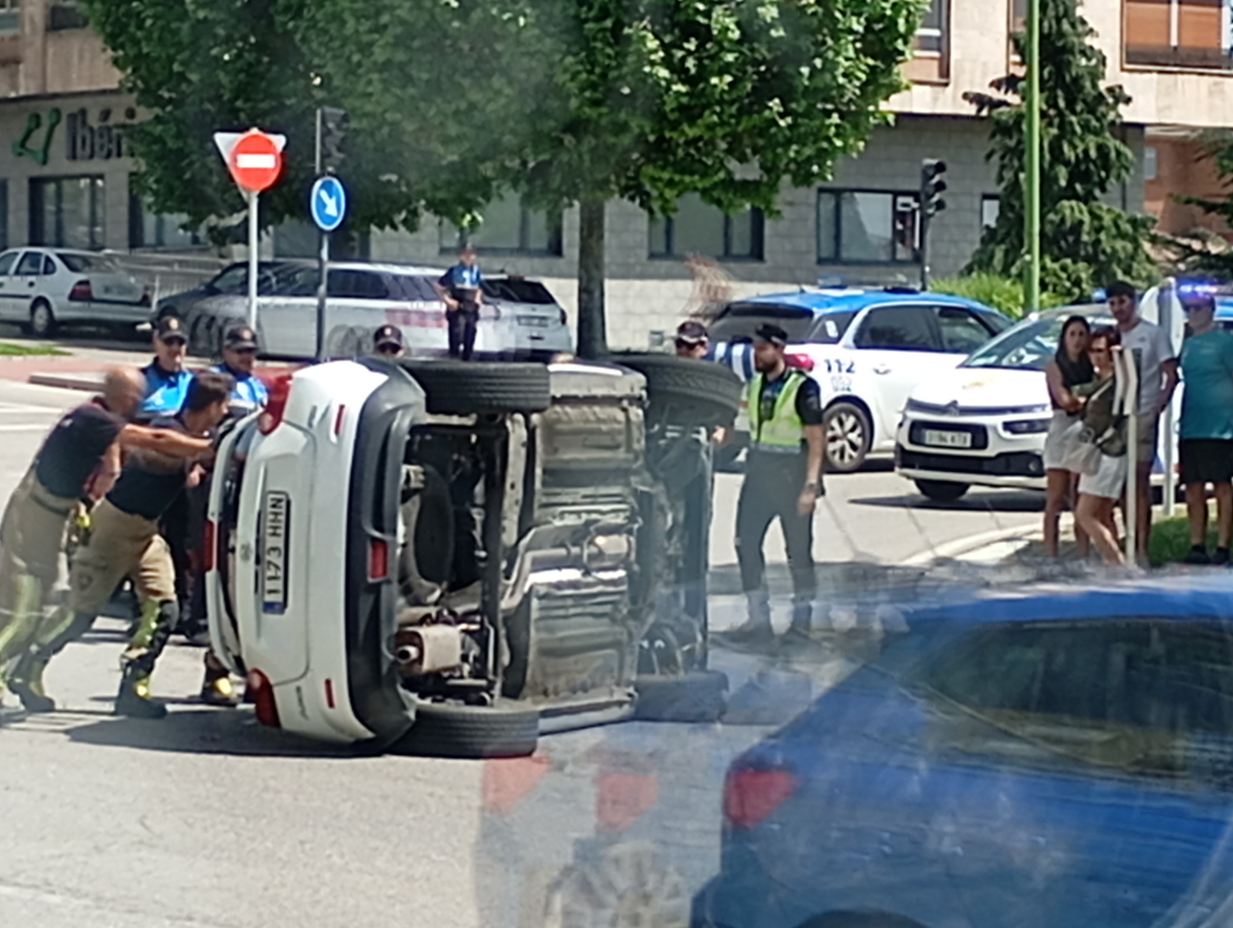 Coche volcado avenida Cantabria